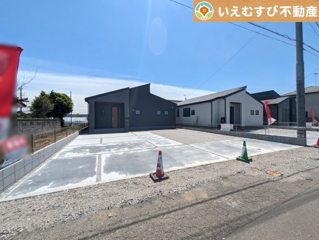 Livele Garden.S　深谷田中第3の駐車場|並列4台駐車可能なゆとりのカースペース
複数台車をお持ちでも、お友達が遊びに来てもゆとりの駐車スペース！
