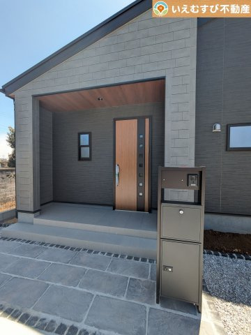 Livele Garden.S　深谷田中第3のエントランス|落ち着いた色づかいのエントランス
駐車場からアクセスの良いエントランス。雨の日や荷物が多くても安心の動線♪
