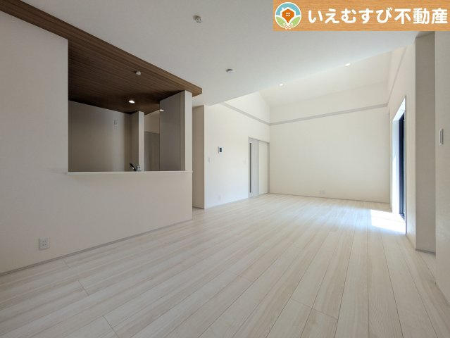 Livele Garden.S　深谷田中第3の居間・リビング|ナチュラルな色合いで落ち着いた印象のリビングダイニング
ぬくもりのあるナチュラルな空間。グリーンを飾っても相性が良さそうですね♪