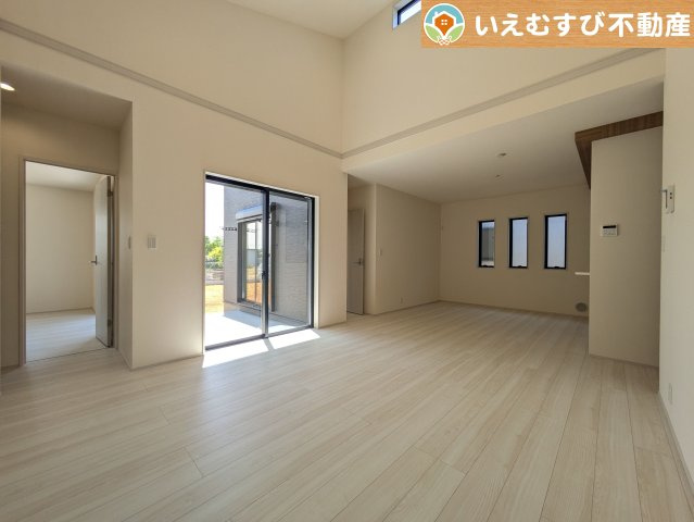 Livele Garden.S　深谷田中第3の居間・リビング|開放感と家族との距離感にこだわったＬＤＫ
採光たっぷりのリビングで休日には家族みんなでくつろげそうですね♪