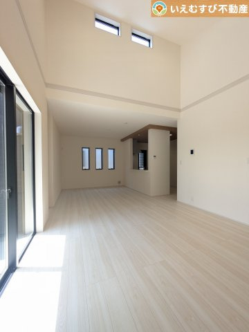 Livele Garden.S　深谷田中第3の居間・リビング|開放感と家族との距離感にこだわったＬＤＫ
開放的な勾配天井のリビングで家族みんなでくつろげそうですね♪