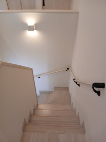 東松山市美原町1丁目　中古戸建の内装|階段