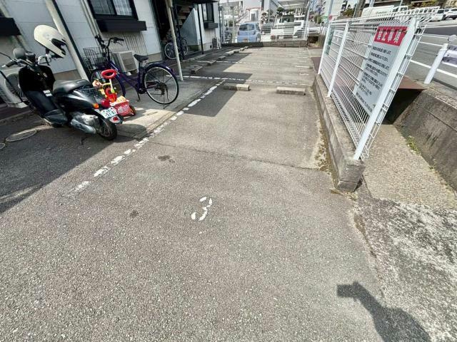 コスモスコートの駐車場