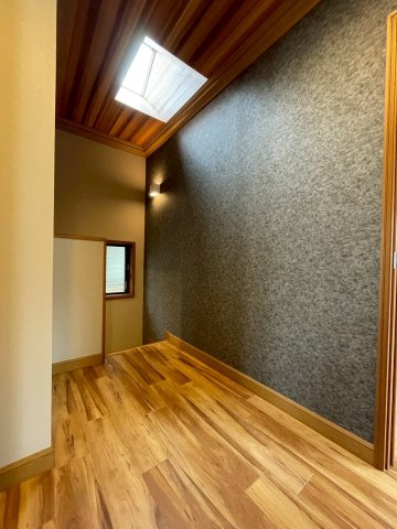 ３沿線徒歩圏内●リフォーム完了で即入居ＯＫ●並列駐車２台可能●伏見区桃山町遠山　のその他|２階廊下の天窓