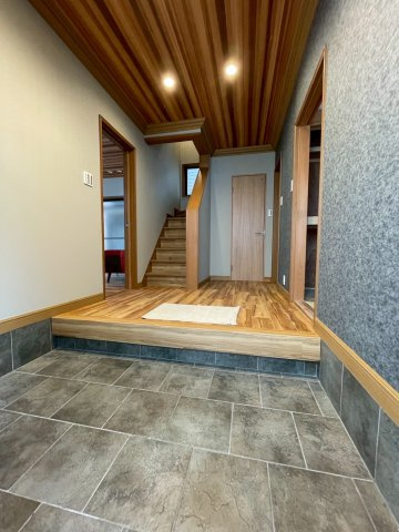 ３沿線徒歩圏内●リフォーム完了で即入居ＯＫ●並列駐車２台可能●伏見区桃山町遠山　の玄関|玄関