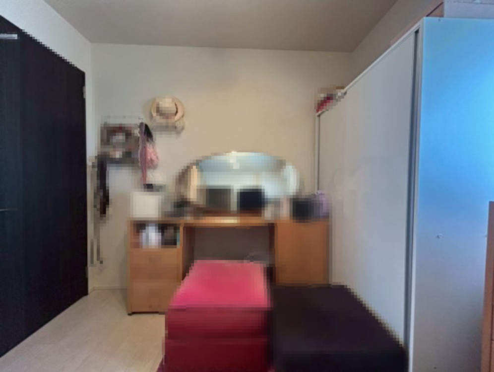 メイツブラン長岡京の洋室|収納スペースがあり使い勝手の良さそうな洋室です◎