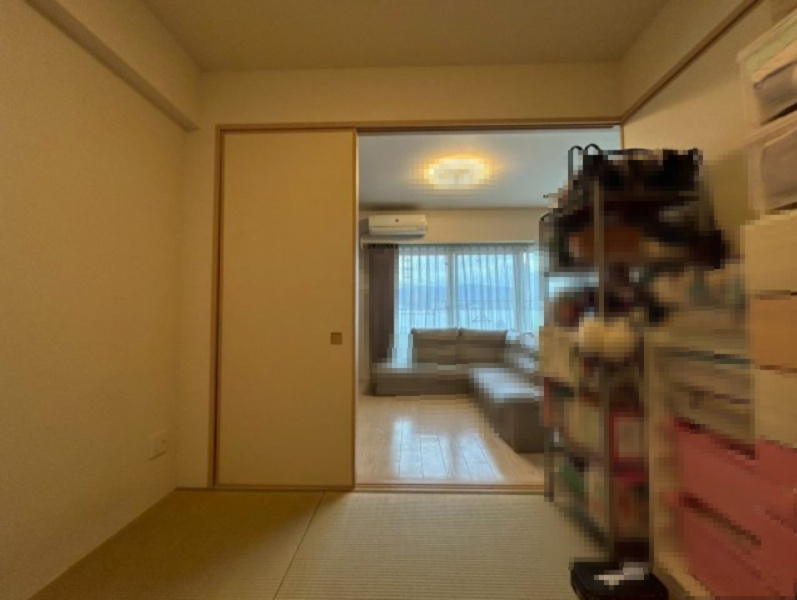 メイツブラン長岡京の和室|リビング横の和室は、リビングやキッチンへの動線が短く使い勝手良好です◎
