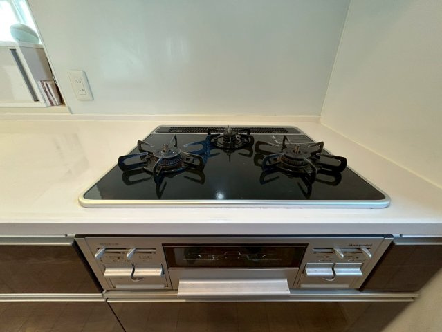 メイツブラン長岡京のキッチン|3つ口のガスコンロ。火力が強く、同時調理が可能、家事の時短に役立ちます。