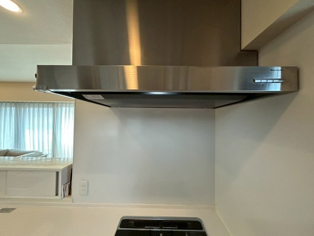メイツブラン長岡京のキッチン|スタイリッシュなレンジフードです。