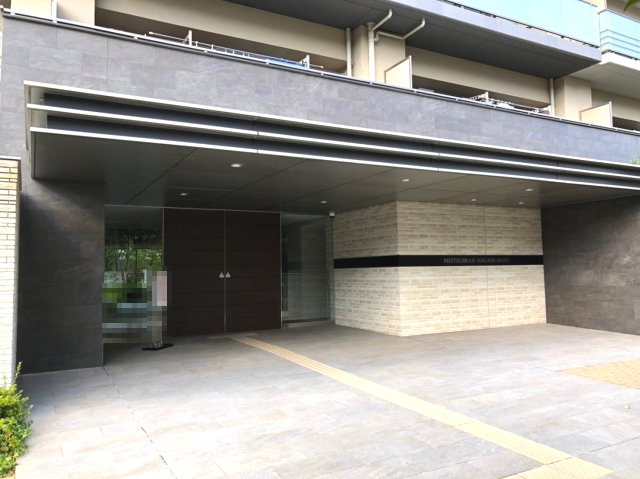【成約済】メイツブラン長岡京のエントランス|重厚感のあるエントランス