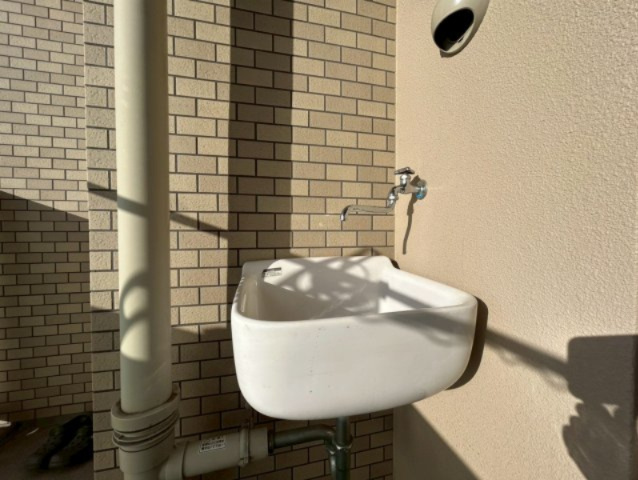 メイツブラン長岡京のその他|バルコニーにはスロップシンクがあり、靴などを洗うのに便利です◎