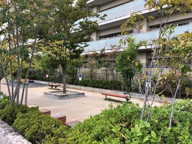 メイツブラン長岡京のその他|近隣には小さなお子様ものびのびと遊べる公園があり、毎日のお散歩や外遊びにも安心の住環境です。