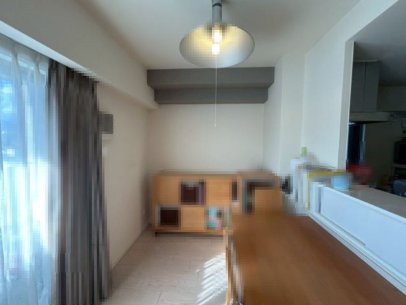 メイツブラン長岡京の居間・リビング|大きな窓から明るい陽が差し込む居心地の良いリビングです。