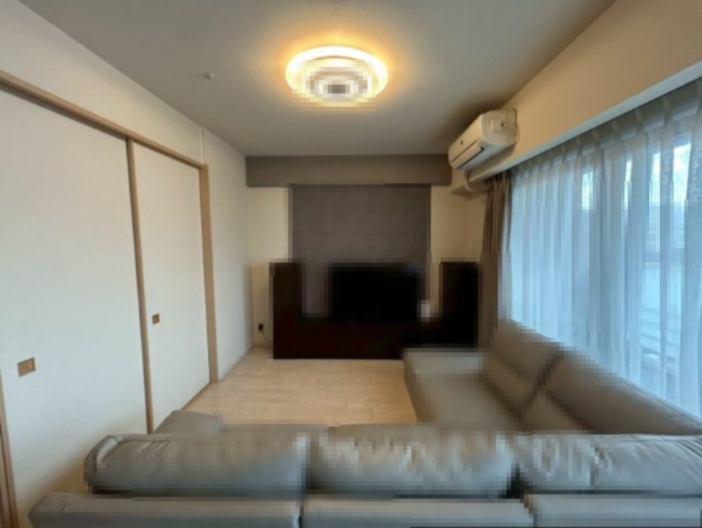 メイツブラン長岡京の居間・リビング|続きの和室と一体利用も可能。広々とお使いいただけます◎