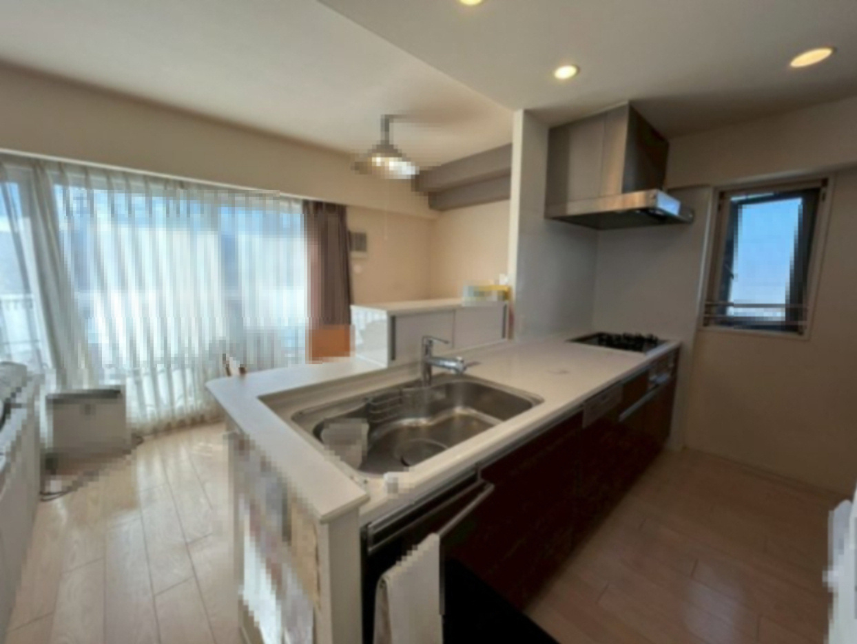 メイツブラン長岡京のキッチン|ご家族との会話が弾む、使い勝手の良さそうな対面キッチンです◎