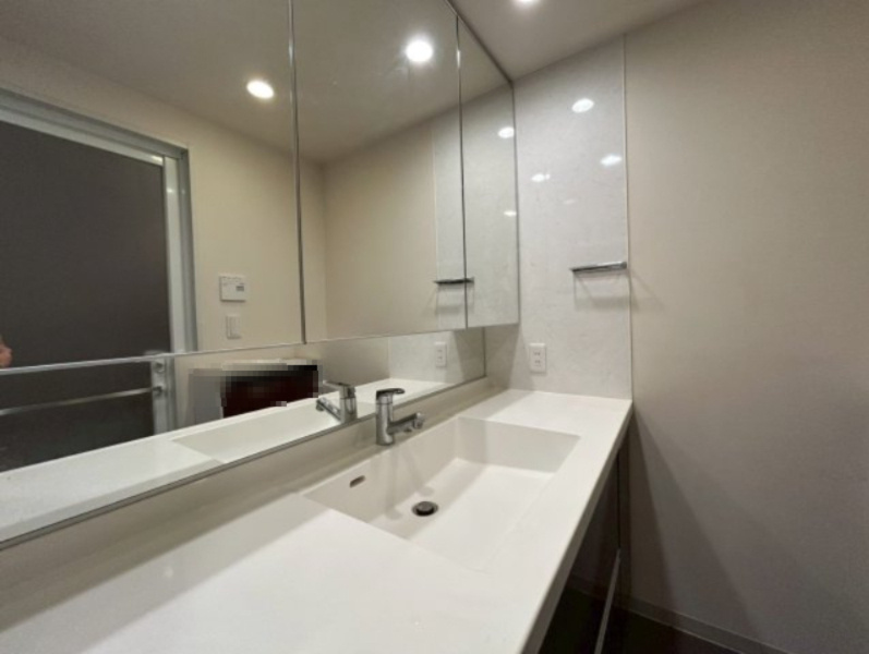 メイツブラン長岡京の独立洗面台|ワイドタイプのカウンター、三面鏡付きで身支度に便利な洗面化粧台です◎