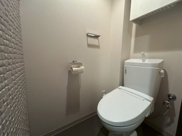 メイツブラン長岡京のトイレ|すっきりとしたシンプルな色味でまとめられた清潔感を感じられるトイレです。