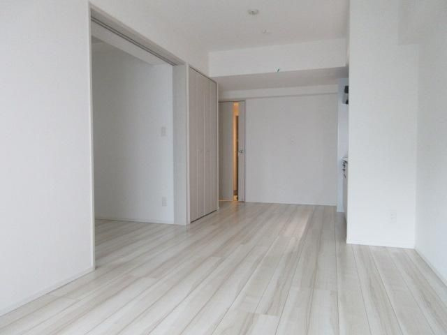 プレセダンヒルズ向島Ｅａｓｔの居間・リビング