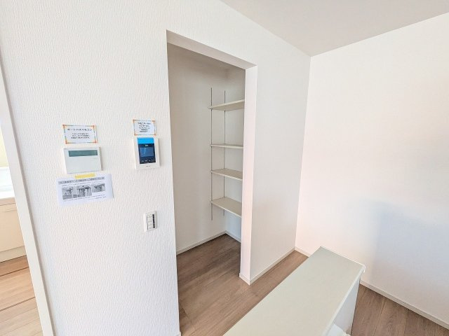 八王子市　緑町　新築一戸建て　９期のキッチン|～キッチン脇にはパントリーを設置～