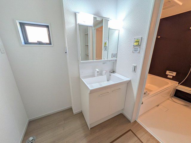 八王子市　緑町　新築一戸建て　９期の独立洗面台|～３面鏡付きの独立洗面台　細々している物をスッキリ収納出来ます～