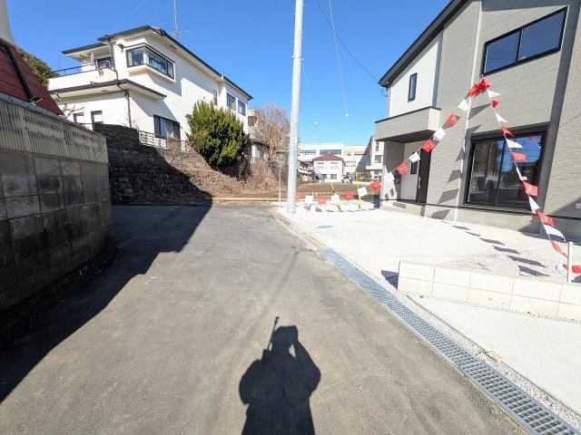 八王子市　緑町　新築一戸建て　９期の前面道路含む現地写真|～西側4ｍ道路に面しています～