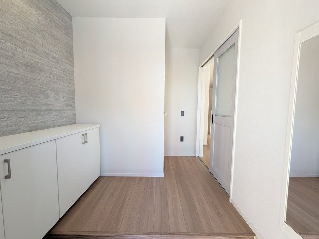 八王子市　緑町　新築一戸建て　９期の玄関|～ロータイプのシューズボックスでゆとりのある玄関～