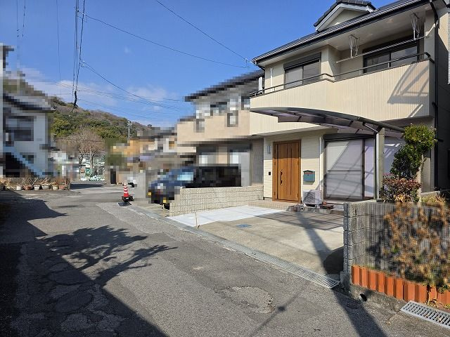 高知市北竹島町　中古住宅の前面道路含む現地写真