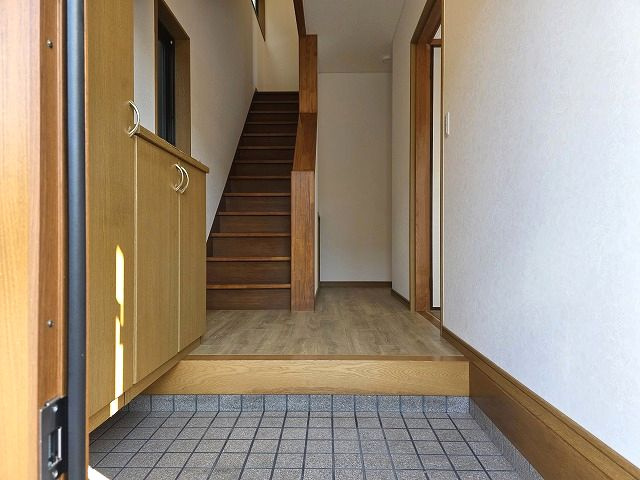 高知市北竹島町　中古住宅の玄関