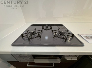 多数の調理器具を同時に使用でき、料理の効率化が可能。省エネで節約になり、様々な料理スタイルに適応できます。また、火力調整が独立しており、手入れや掃除もしやすく、今よりもっとお料理が楽しくなるかも。
