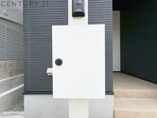 宅配ボックス機能付き門柱は荷物の受け取りや配達が便利で安全です。不在時でも荷物が確保され、盗難や損傷のリスクが減少。受け取り時間の柔軟性が向上。外出先からでも荷物の受け取りや預けが可能となります。
