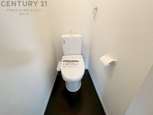 温水洗浄便座付トイレは温水洗浄機能により、暖かい水でおしりを洗浄することができ、冷たい水を使う従来の便座に比べ、温水洗浄機能で暖かいトイレを提供し、快適な使用を可能にします。
