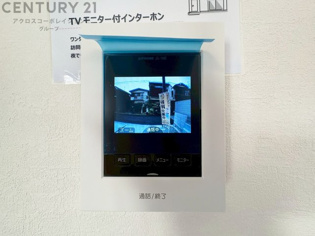 訪問者が来たときにテレビ画面で確認できるため、安心してドアを開けられます。録画機能があるものもあり、留守中に来訪者を記録しておくことができます。利便性が高く、セキュリティ面でも安心です。
