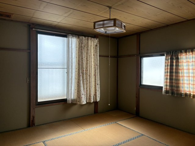 川西町上小松　二階建て中古住宅の和室