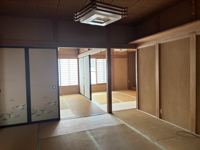 川西町上小松　二階建て中古住宅の和室