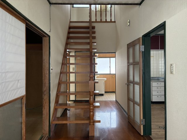 川西町上小松　二階建て中古住宅のその他|階段