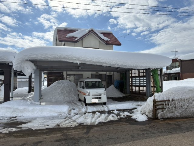 川西町上小松　二階建て中古住宅の外観