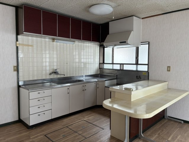 川西町上小松　二階建て中古住宅のキッチン