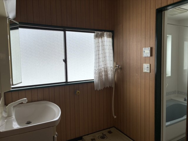 川西町上小松　二階建て中古住宅の独立洗面台