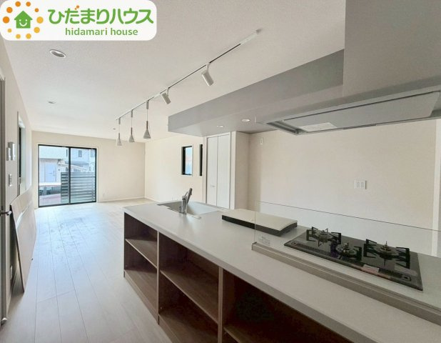 流山市初石　ウィザースガーデン　新築戸建　1号棟の居間・リビング|キッチンには背面収納が付いているので、リビングをキレイに保てますね(*´▽｀*)
