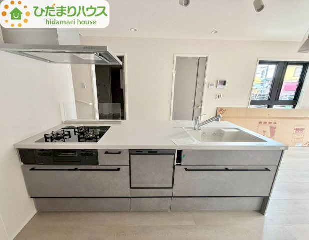 流山市初石　ウィザースガーデン　新築戸建　1号棟のキッチン|広々とした作業スペースなので休日はお子様と一緒に並んでご飯を作るのも楽しそうですね♪								
