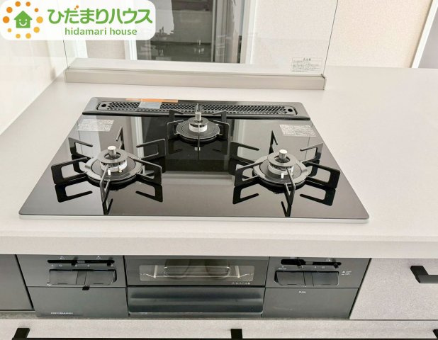 流山市初石　ウィザースガーデン　新築戸建　1号棟のキッチン|3口コンロでお料理する時間も短くなりそうですね(*‘∀‘)						
