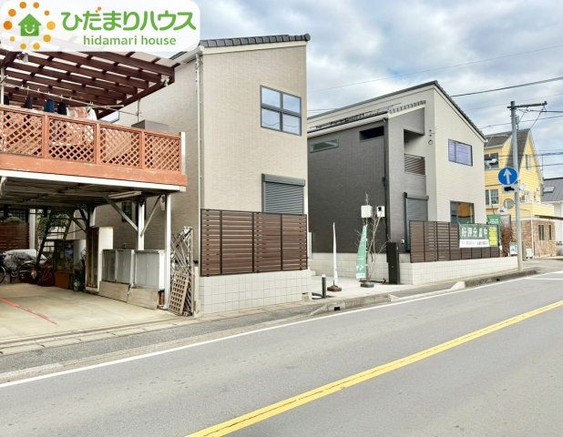流山市初石　ウィザースガーデン　新築戸建　1号棟の前面道路含む現地写真|前面道路も幅が広いため車庫入れも安心です(^^)/	