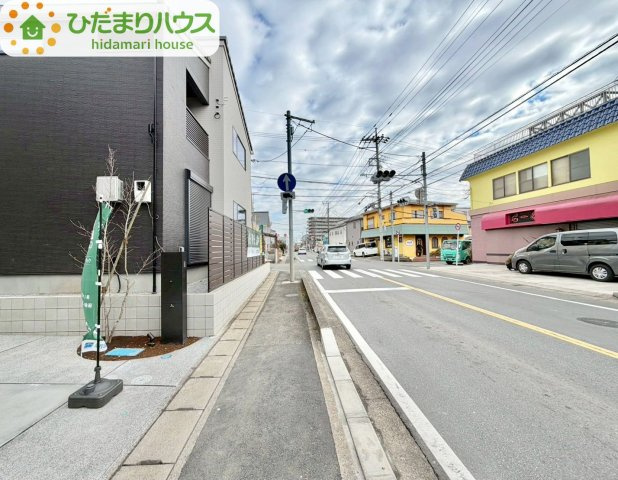 流山市初石　ウィザースガーデン　新築戸建　1号棟の前面道路含む現地写真|南側道路につき日当り良好			
