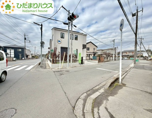流山市初石　ウィザースガーデン　新築戸建　1号棟の前面道路含む現地写真|病院やスーパー・薬局が近く、お買い物にも便利な住環境は、長く快適に暮らせます(^^)/								

