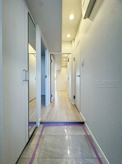 【玄関】 | 清水ビル | 玄関ドアを背に、廊下と室内を望みます。ナチュラル系の色合いを重視した内装のイメージをご確認ください。お部屋の第一印象やイメージを決定づける空間です。～即日のご見学可能～　お問合せはお気軽にどうぞ。