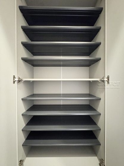 【内装】 | 清水ビル | 大型でトールタイプのシューズボックスを配しました。棚板は可変式になっており、たくさんの靴のほか、小物も収納できるゆとりがあります。～即日のご見学可能～　お問合せはお気軽にどうぞ。