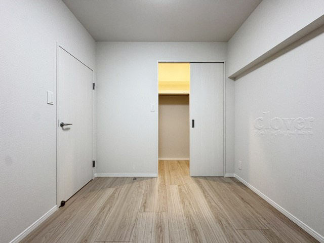 【洋室】 | 清水ビル | 収納スペースを備えた洋室。現地をご覧になった際には、部屋の大きさのほか、収納部分のサイズなどもご確認ください。～即日のご見学可能～　お問合せはお気軽にどうぞ。