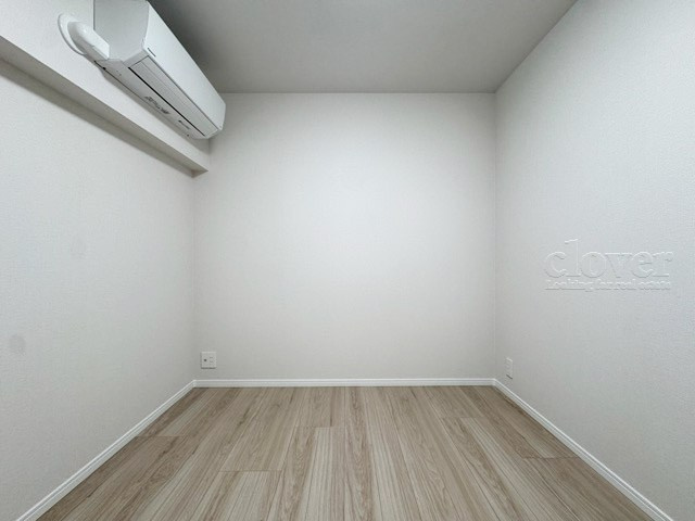 【寝室】 | 清水ビル | 大きな収納力が魅力の洋室。多くのお客様から、「欲しいもの＝収納」という声をいただきますが、まさにこのようなお部屋は需要の高さを感じます。～即日のご見学可能～　お問合せはお気軽にどうぞ。