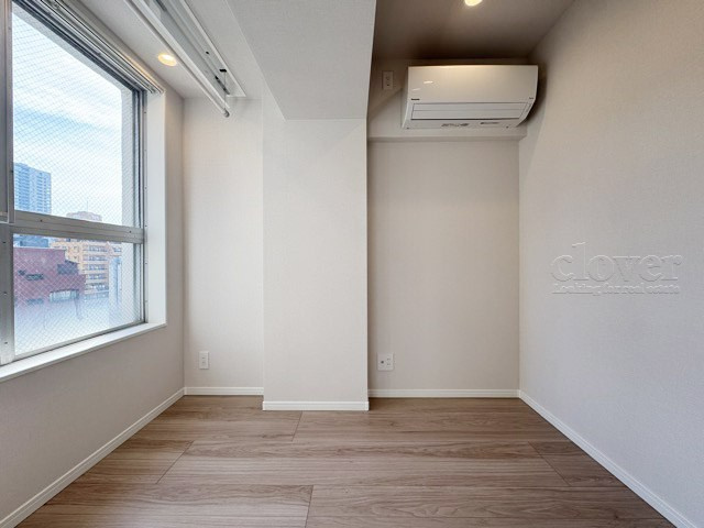 【子供部屋】 | 清水ビル | 窓から明るい光が差し込む洋室。ベッドを置いて個人居室にする場合は、多くの時間を過ごすことになる空間です。使い勝手や落ち着きを想像してください。～即日のご見学可能～　お問合せはお気軽にどうぞ。