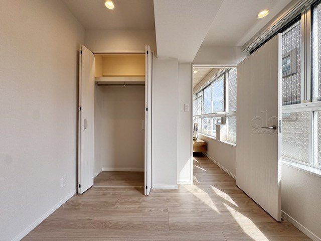 【収納】 | 清水ビル | クローゼットはこのような形。お洋服だけでなく、羽毛布団や除湿器といった、いわゆる「季節モノ」もしまっておける広さがしっかりとれています。～即日のご見学可能～　お問合せはお気軽にどうぞ。